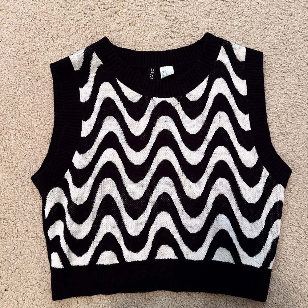 Wavy cropped vest